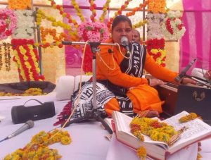 किठोंदा में आयोजित मानस सम्मेलन में बह रही रामनाम की धारा भितरवार।सनातन संस्कृति का महत्वपूर्ण धर्म ग्रंथ श्रीरामचरितमानस सभी समस्याओं का एकमात्र समाधान है। इस धर्म ग्रंथ की अध्ययन और अनुकरण से मनुष्य जीवन का कल्याण होता है तथा सभी प्रकार की समस्याओं का समाधान मिलता है। यह बात ग्राम किठोंदा में चल रहे श्री रामचरित मानस सम्मेलन के तृतीय दिवस की बेला में प्रवचन में प्रवक्ता अंजनी देवी रामायणजी ने कहीं। ग्राम किठोंदा के प्राचीन श्री हनुमान मंदिर पर ग्राम वासियों के सहयोग से चार दिवसीय श्री रामचरित मानस सम्मेलन का आयोजन किया गया है जिसमें रामचरित मानस के विद्वानों द्वारा अपनी मधुर वाणी से रामायण की चौपाई के माध्यम से भगवान की लीलाओं और आदर्शों का वर्णन किया जा रहा है विद्वान वक्ता के रूप में अष्टावक्र महाराज जी,अंजनी देवी, सोमवती देवी ने मानस सम्मेलन के तृतीय दिवस की बेला में प्रवचन देते हुए कहा कि मानस एक ऐसा अद्भुत ग्रंथ है जिसकी अध्ययन अनुकरण से मनुष्य की सभी प्रकार की समस्याएं समाप्त हो जाती हैं तथा उसके जीवन का कल्याण सुनिश्चित होता है। यह ग्रंथ मनुष्य को दिग्भ्रम और दिशा हीनता के माहौल से बाहर निकालने में सफलता देता है। श्री रामचरितमानस ग्राम वासियों के सहयोग से चले मानस सम्मेलन के तृतीय दिन बड़ी संख्या में श्रद्धालुओं ने शामिल होकर प्रवचन सुने। आयोजोन समिति ने सभी विद्वान का शॉल श्रीफल भेंट कर स्वागत सम्मान कर अभिनंदन किया श्री राम चरित मानस सम्मेलन में भारतीय जनसेवा संगठन के मुखिया मोहन सिंह राठौड़ भी पहुंचे और वक्ताओं का सम्मान कर आशीर्वाद प्राप्त किया।
