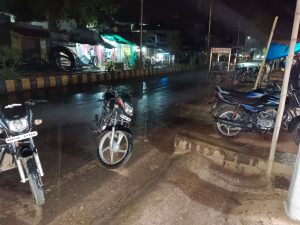 बारिश के साथ चलती रही तेज गति की हवाएं